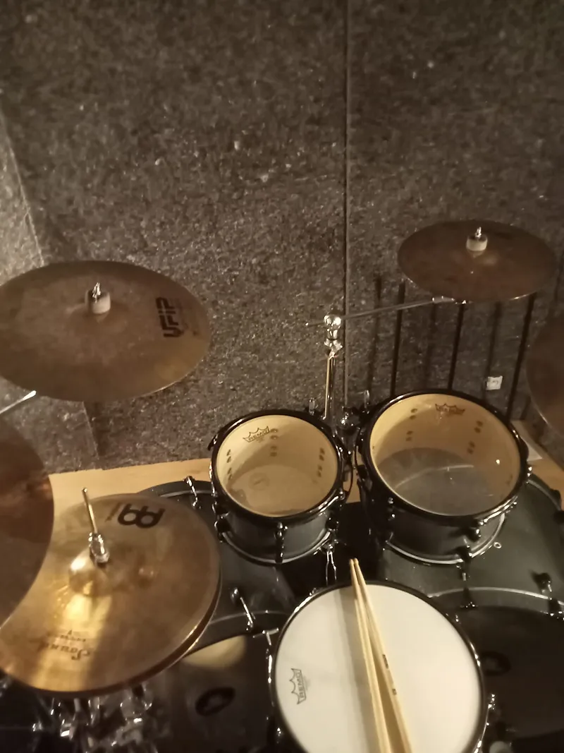 Batterie dans un studio dont les murs sont doublés de R'Acoustic 20