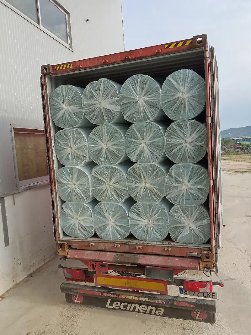 Conteneur de quarante pieds chargé de rouleaux de R'BULL Pro 13, portes ouvertes, prêt au départ de l'usine