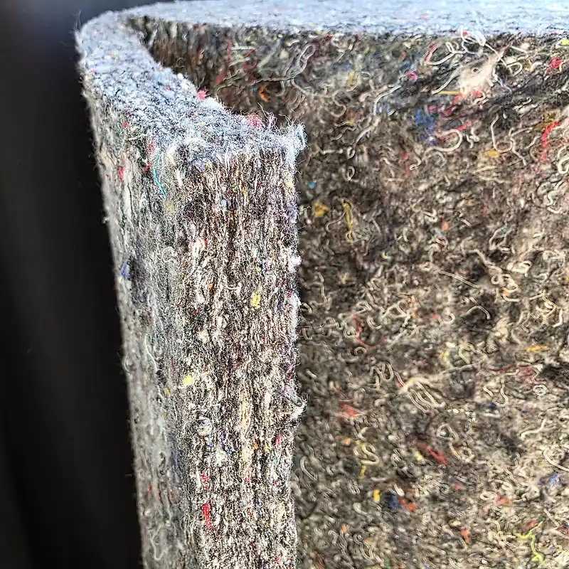 Gros plan sur les fibres textiles recyclées d'une natte R'Acoustic 20 de 20 mm d'épaisseur