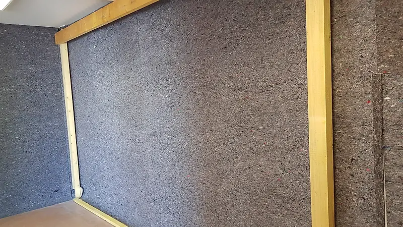 Pose du R'Acoustic 20 sur un mur, lés jointifs entre tasseaux d'ossature bois