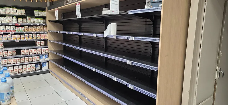 Rayon des œufs frais entièrement vide dans un supermarché après une vague de chaleur