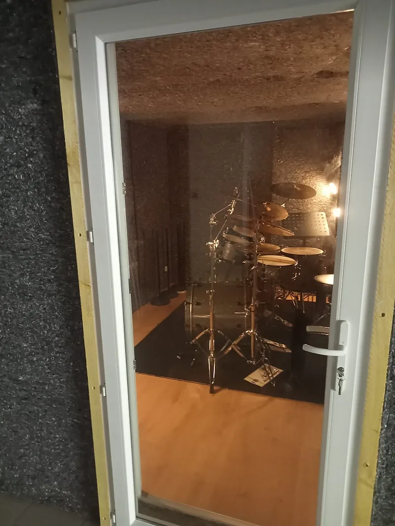 Studio de batterie isolé au R'Acoustic 20, vu depuis la porte vitrée